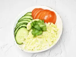 Kupus, krastavac i rajčica salata